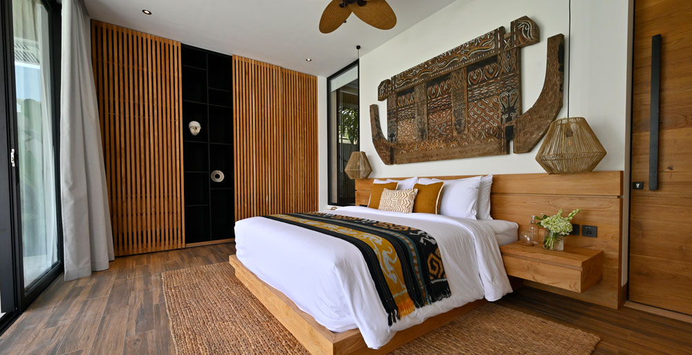 Villa Nica - Intimate guest bedroom by the balcony